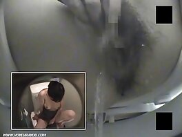 Ragazza asiatica paffuta gioca con il vibratore video vergine anale